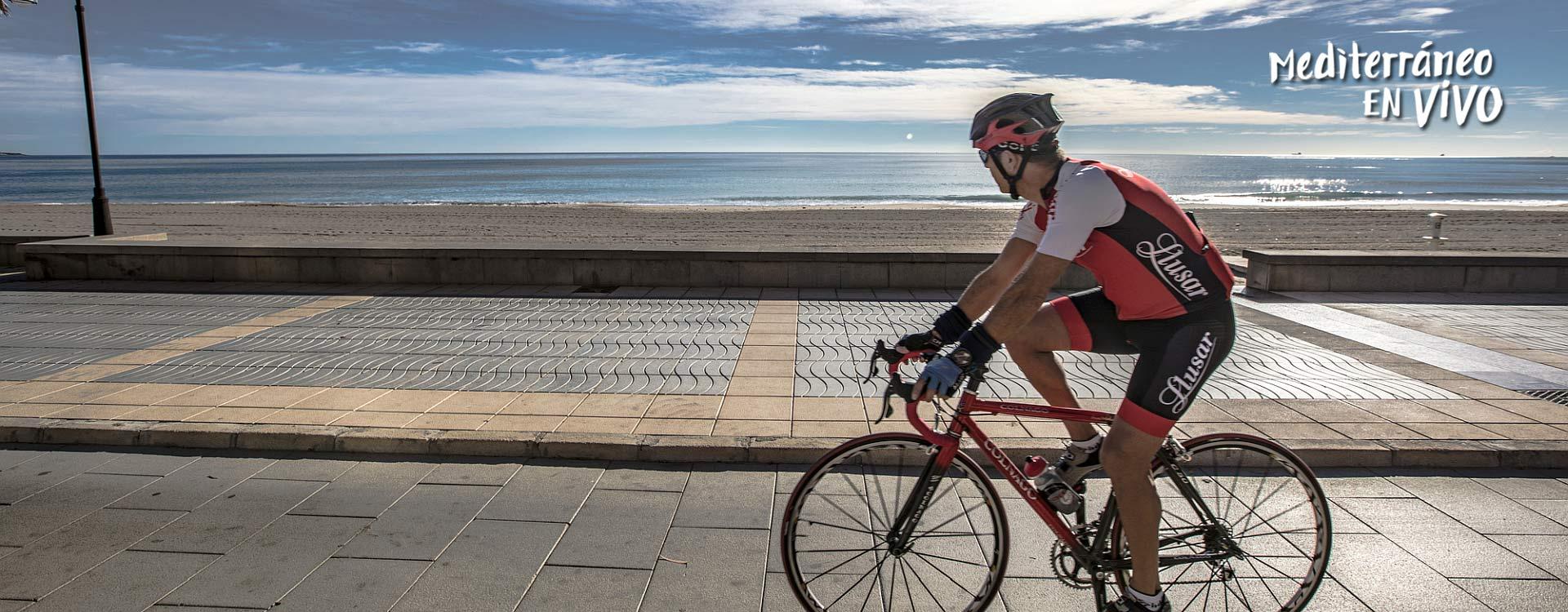 Ciclista por el paseo de Benicàsssim