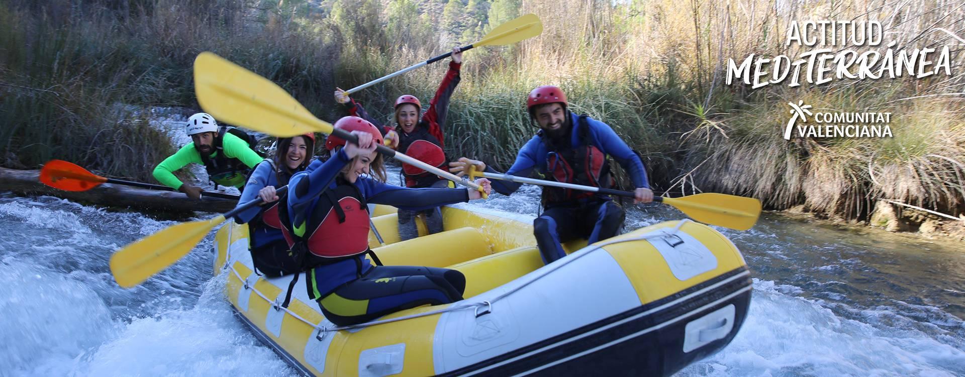 Four young people rafting in Venta del Moro