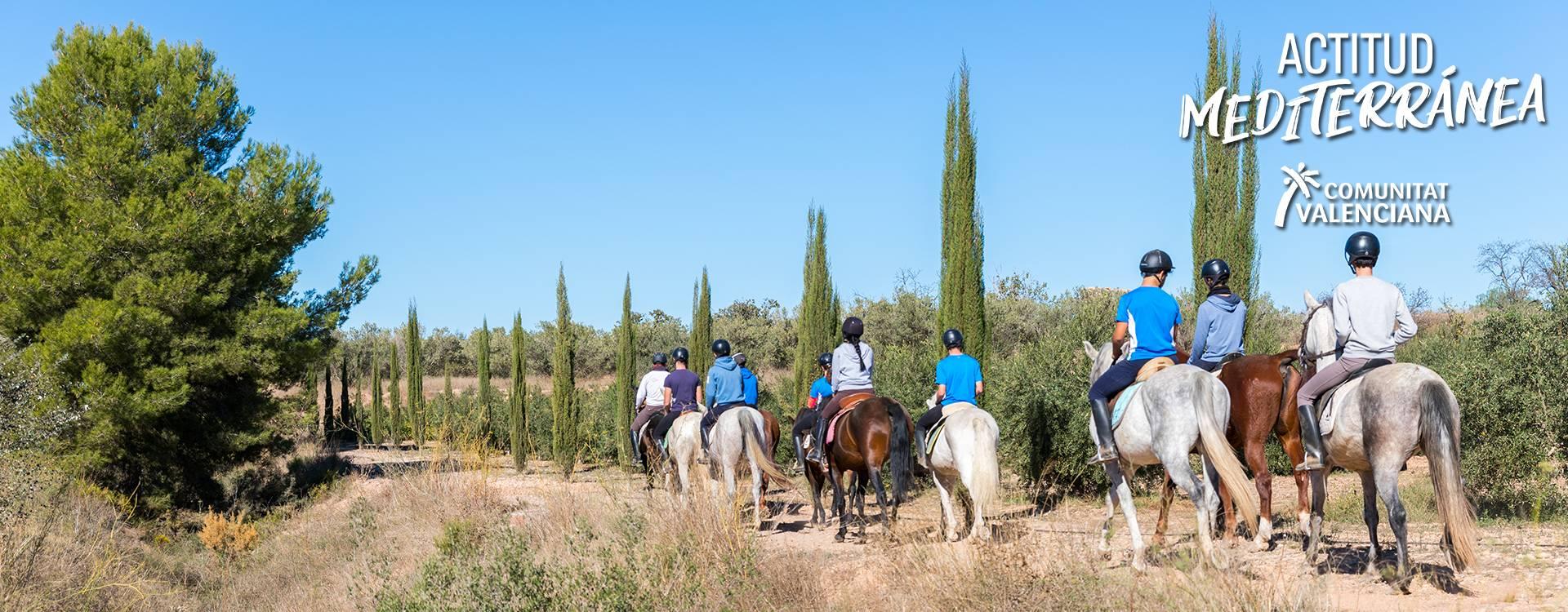 Grupo de jinetes recorriendo la Comunitat Valenciana